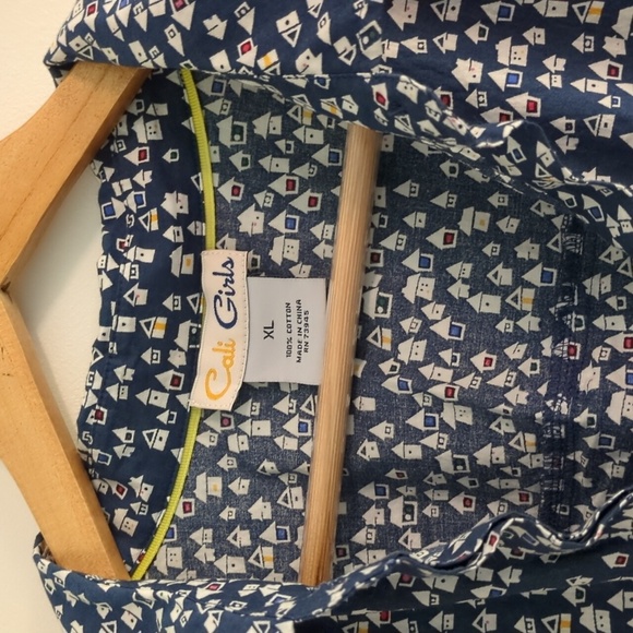 Cali Girls Athleasure Casual Work Novelty Print Shirt with Yellow Accent XL - Picture 4 of 6